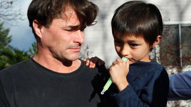 Richard Heene s Falconom, ki se je ves čas iskalne akcije skrival na podstrešju.