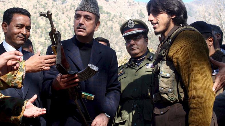 Indijski minister za zdravje Ghulam Nabi Azad (v modri obleki) leta 2007.