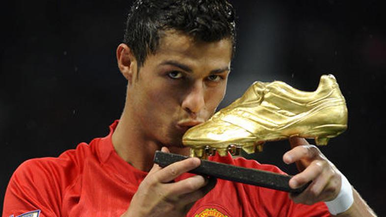 Cristiano Ronaldo je na nogometnem prestolu nasledil Brazilca Kakája.