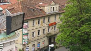 Hotel Jelen bi lahko padel že ta mesec, najpozneje pa oktobra. (Foto: Iztok Golo