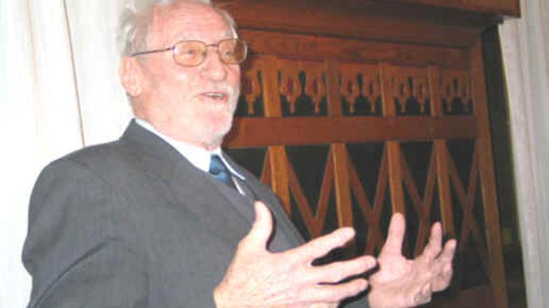 Tone Pavček je prejel nagrado za zbirko Ujedanke.