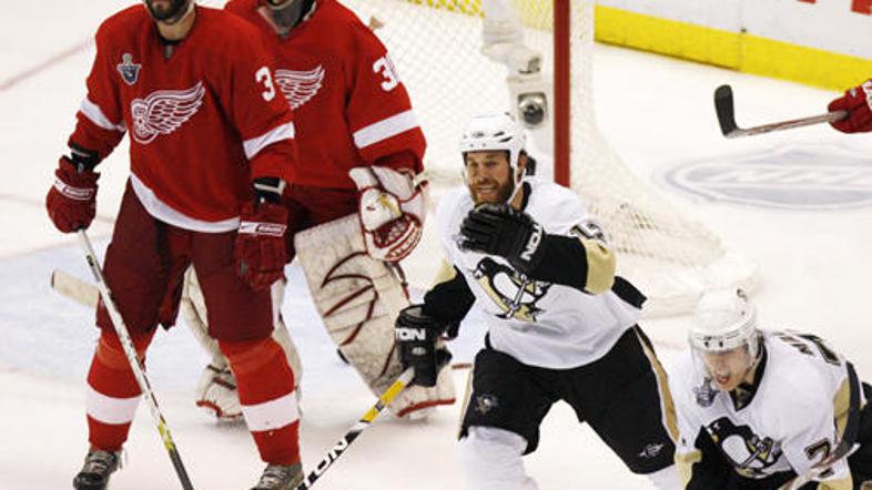 Ryan Malone in Jevgenij Malkin proslavljata zmagoviti zadetek.