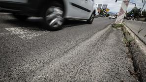 poškovano cestišče