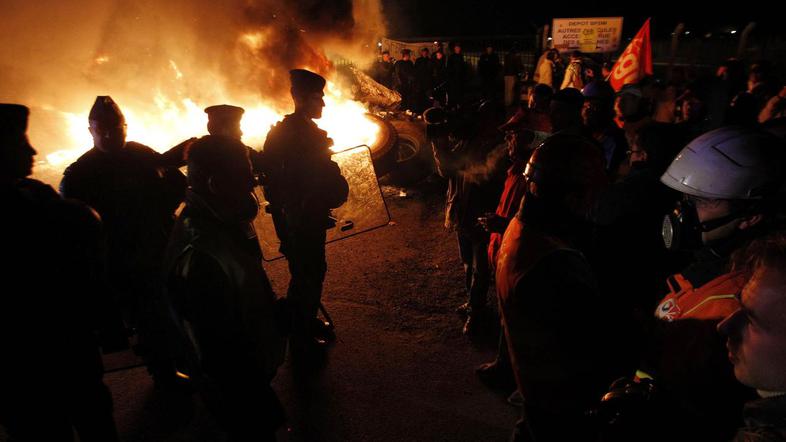 Policisti in gasilci so imeli veliko dela tudi ponoči. (Foto: Reuters)