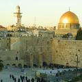 Izraelska policija je zaradi protestov Palestincev zasedla Tempeljski grič v sta