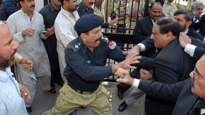 Odvetniki so se pred vrhovnim sodiščem tudi danes spopadli s policijo.