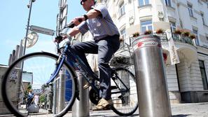 Serviserji se zaradi problema dovolilnic strogega centra izogibajo. Ljudje so ta