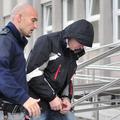 Milan Trivundža si je ob prihodu na sodišče vsakič zakril obraz s kapuco jakne. 