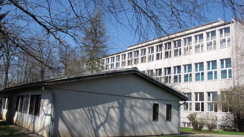 Dotrajana, a še vedno priljubljena. Težave se vseeno preveč kopičijo, da bi v ne