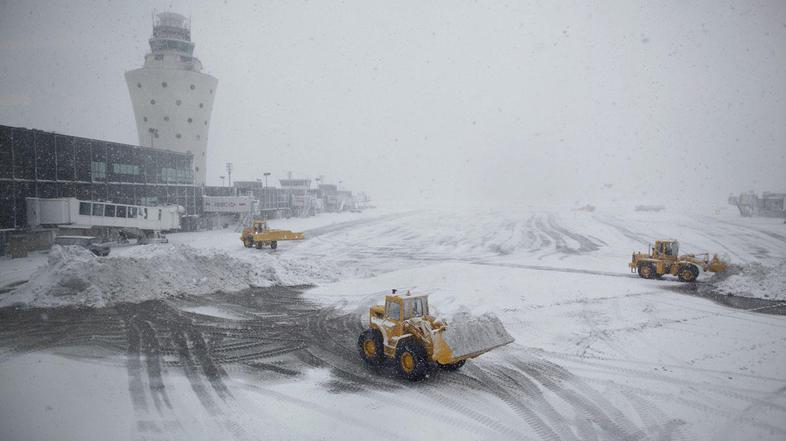 Čiščenje letalske steze na newyorškem letališču Laguardia. (Foto: Reuters)