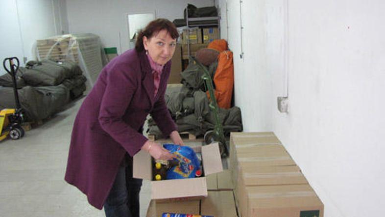 V peketu so osnovni prehrambni izdelki, deset kilogramov krompirja in trije kilo