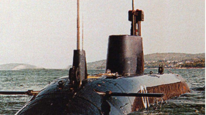 Slabih 20 metrov dolgo in slabe tri metre široko podmornico bo treba spraviti v 