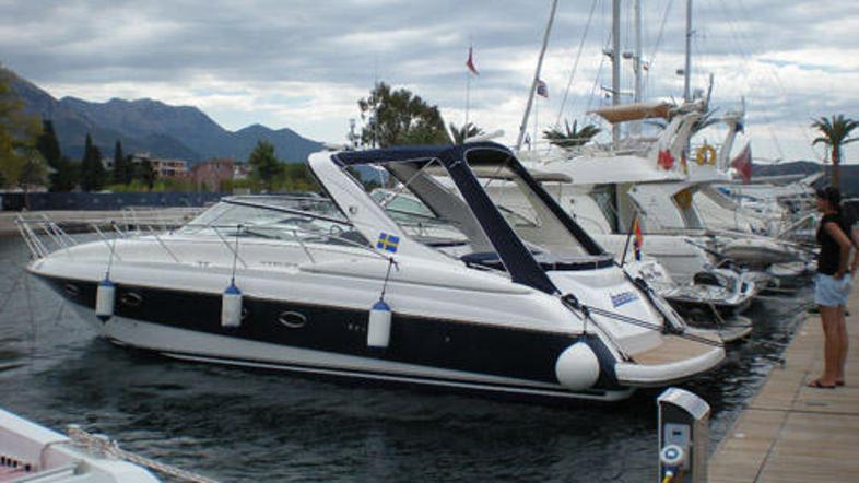 Trije osumljenci so ukradli jahto in za njo želeli zabrisati vsakršno sled.