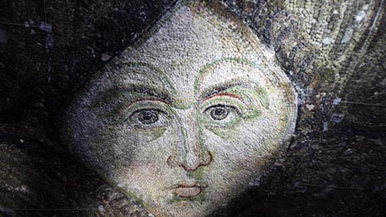 Obraz angela je bil prekrit s kovino in mavcem, zato je dobro ohranjen.