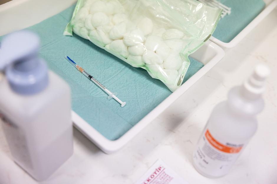 covid-19 cepljenje injekcija | Avtor: Profimedia