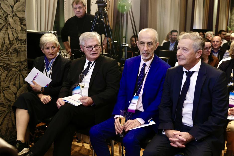 ustanovni kongres stranke Karla Erjavca Zaupanje Karl Erjavec Boris Štefanec Milan Jazbec Irena Majcen | Avtor: Saša Despot