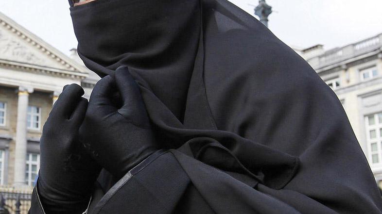 Dekleta pustijo svojo tradicionalno opravo v garderobi, sledi razuzdana zabava. 