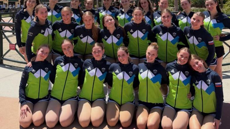 mladinska cheerleading pom ekipa