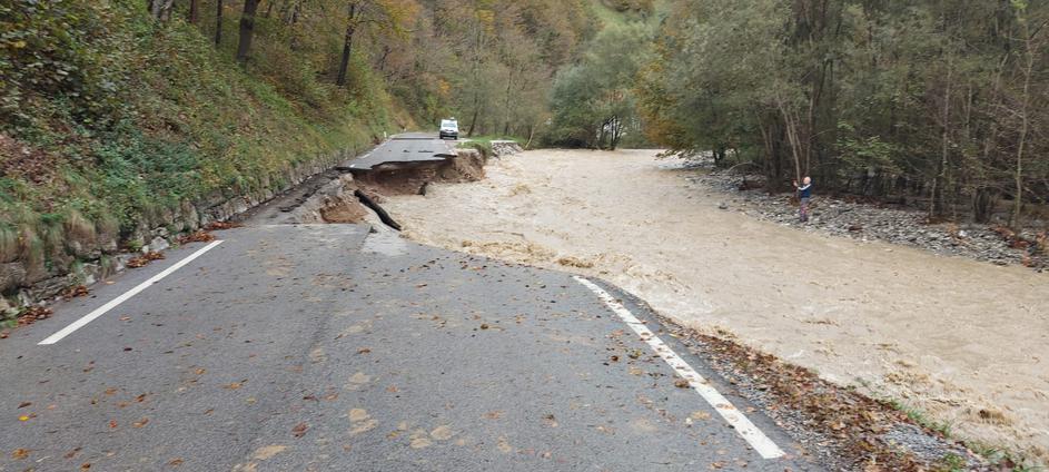 uničena cesta Hudajužna-Podbrdo