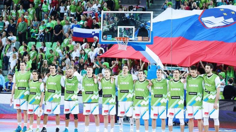 Slovenija Ukrajina EuroBasket Stožice Ljubljana zastava himna tribuna petje