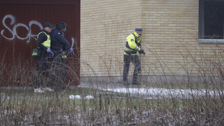policisti pred šolo v Orebru na Švedskem kjer je prišlo do streljanja
