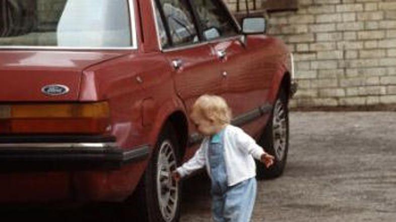 Policija preiskuje dveletno deklico, ki se je s palico igrala pri nekem avtomobi