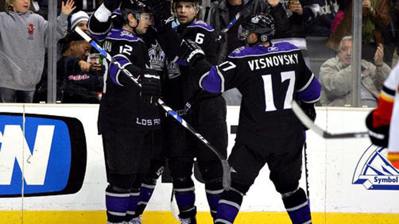 Soigralci čestitajo Anžetu Kopitarju za zadetek proti Calgaryju.