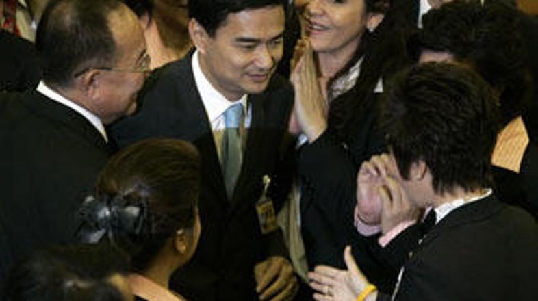 Abhisit Vejjajiva se je rodil v Veliki Britaniji, šolal pa se je na Etonu in v O
