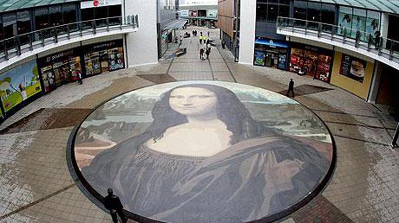 Nakupovalce trgovskega centra v Wrechamu opazuje velikanska Mona Lisa. 