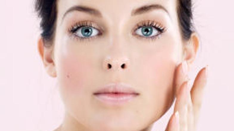 Za svež videz potrebujete le malo rdečila. (Foto: iStockPhoto)