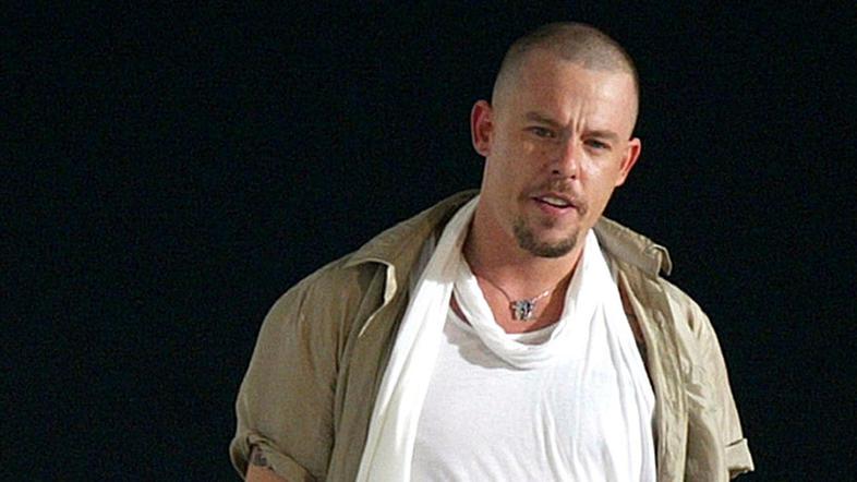 Modni oblikovalec Alexander Mcqueen se je februarja obesil v svojem stanovanju. 