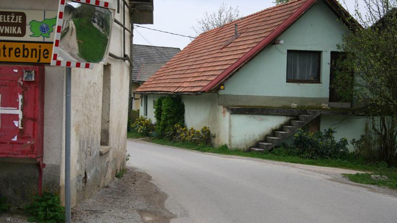 Vozniki se na lokalni cesti Trebnje–Grmada–Dobrnič srečujejo tudi z nepreglednos