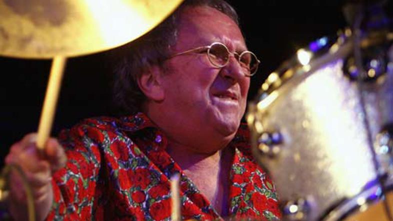 Mitchell je igral v skupini Jimi Hendrix Experience.