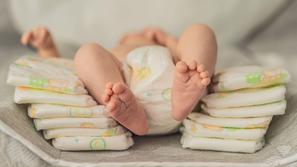 dojenček med plenicami