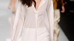 Romantična valovita prosojnost v srajčni obleki. (Foto: Imaxtree)