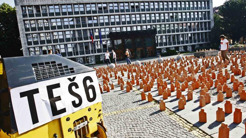 Protest proti Tešu pred DZ