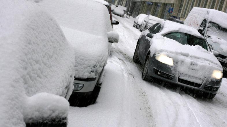 Zjutraj je bilo na cestah veliko neočiščenih avtomobilov. Še posebej problematič