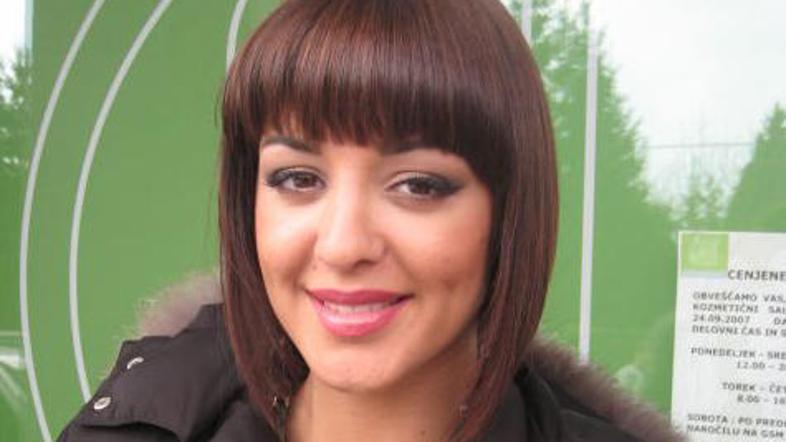 Sanja napoveduje svojo novo pesem.