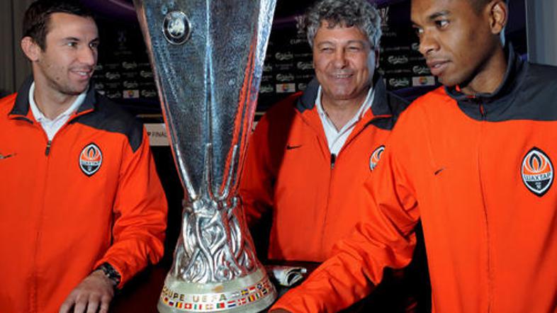 Darijo Srna si v družbi trenerja Mircea Lucescuja in soigralca Fernandinha ogled