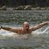 Vladimir Putin med plavanjem v nič kaj topli sibirski reki.