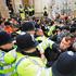 Na londonskih ulicah se je zbralo okoli štiri tisoč protestnikov, ki so se pred 