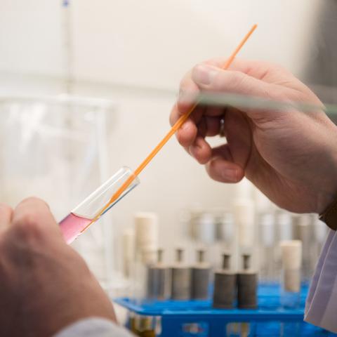 testiranje vzorca v laboratoriju