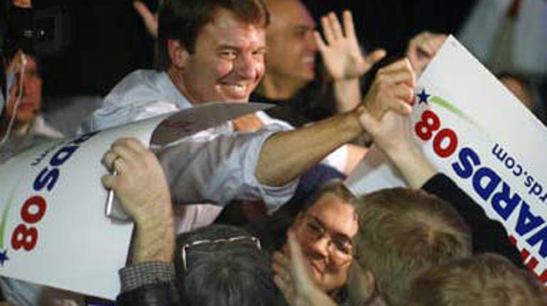 John Edwards je vrgel puško v koruzo.