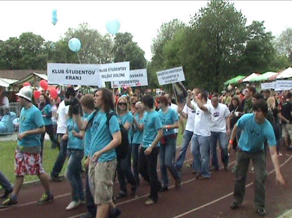 Študentje v Ljubljani so na 12. Škisovi tržnici uživali v ponudbi 55 študentskih