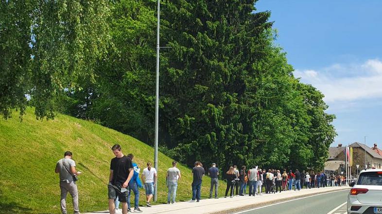 Čakanje na prvi odmerek cepiva proti covid-19 v Škofji Loki.