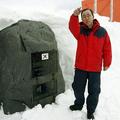 Ban Ki Mun pred obeležjem, ki so ga na Antarktiki postavili njegovi sonarodnjaki