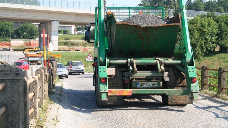 Gradnja mostu, ki je uničen predvsem zaradi težkih tovornjakov, naj bi stekla v 