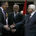 Po pogovorih s palestinskim predsednikom Abasom (na sliki desno) je Lavrov dejal