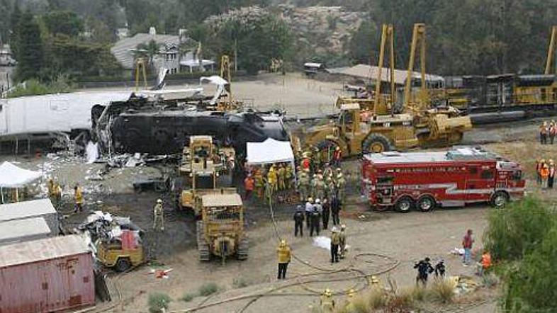Zaradi sile trčenja je lokomotiva potniškega vlaka predrla v prvi vagon, nakar s