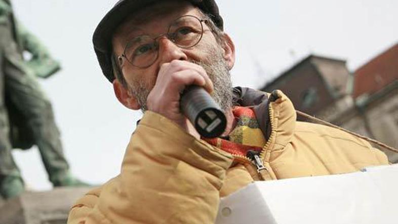 Glede Branka Grimsa je Todorović dejal, da ob njem težko sedi: "...ko sedim zrav